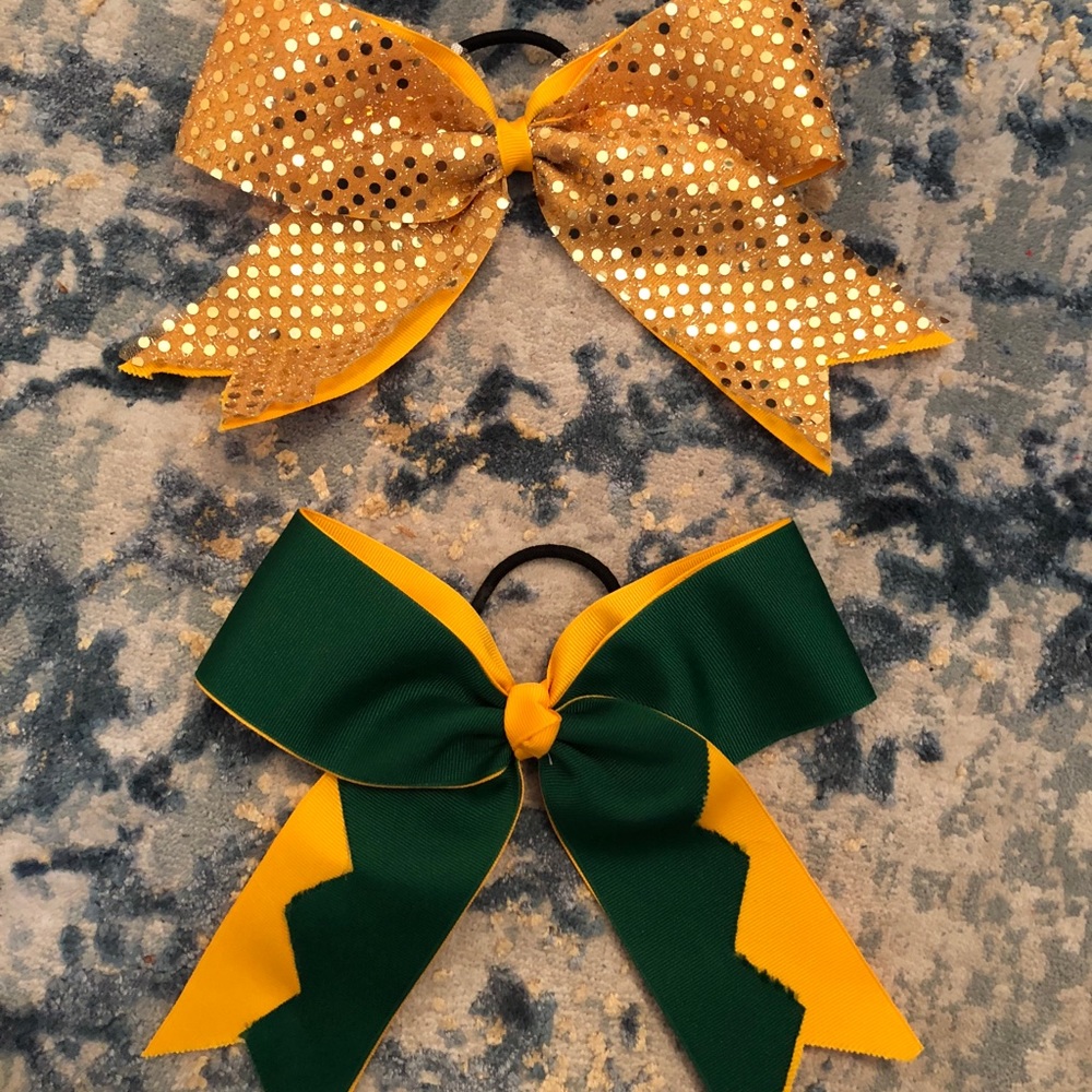2 adorable cheer bows never used